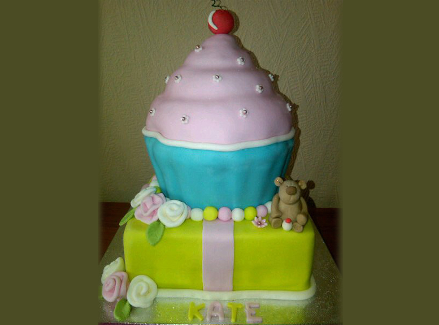 Giant cupcake 1